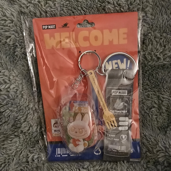 THE MONSTERS: Wacky Mart Labubu Puffer Keychain (LIMITED EDITION) - Picture 4 of 5